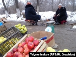 Жол бойында алма сатып отырған әйелдер. Ош, 9 желтоқсан 2014 жыл.