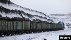 Этот состав везет уголь. А может, и не только уголь