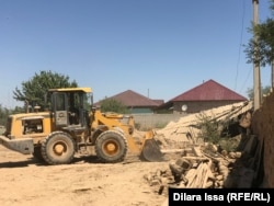 Арыста сүріліп жатқан үйдің бірі. Түркістан облысы Арыс қаласы. 15 шілде 2019 жыл.