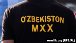 "Өзбекстан Ұлттық қауіпсіздік қызметі" деген жазуы бар жеңі жоқ жейде киген ер адам. (Көрнекі сурет)