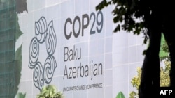 Bakıda təmir olunan binanın fasadında COP29 iqlim konfransının brendinqi.