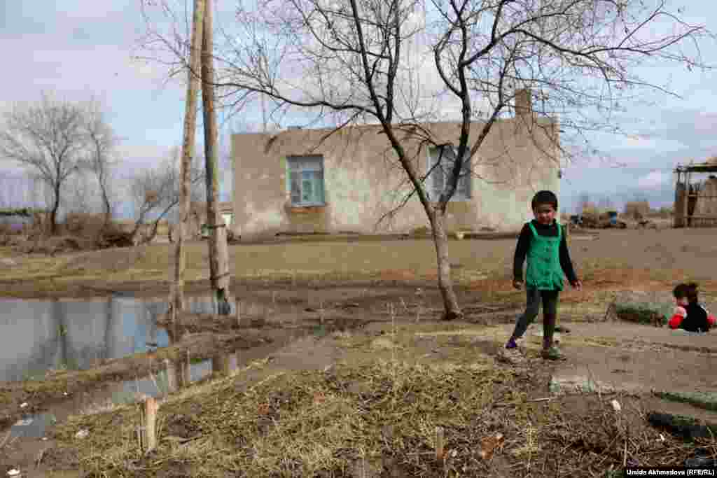 Алғабас ауылында ойнап жүрген қыз балалар.