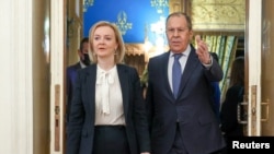 Sergey Lavrov (sağda) və Liz Trass 