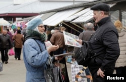 Женщина продает русскоязычную прессу на рынке Даугавпилса – латвийского города, 53% населения которого составляют русские