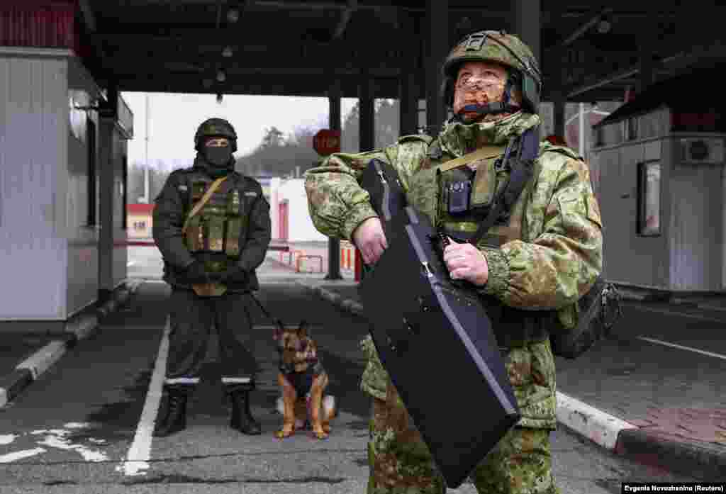 Белорусский военный с устройством для борьбы с беспилотниками на границе с Украиной. &quot;Для предотвращения нарушений государственной границы беспилотниками пограничники вооружены радиоэлектронными ружьями и помповым оружием&quot;, &ndash; сообщил журналистам представитель Государственного пограничного комитета Беларуси &nbsp;