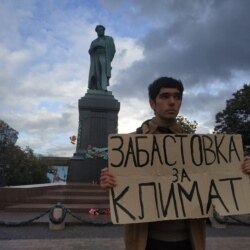 Аршак Макичян в одиночном пикете за климат