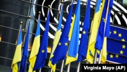 Флаги Украины и ЕС у здания Европейского парламента в Брюсселе