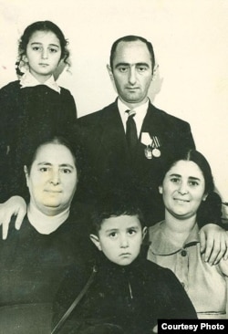 Hüseyn Arif ailəsi ilə