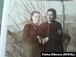 Молодая Елена Батальщикова со своей напарницей