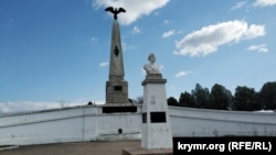 Памятник воинам 3-го бастиона на Бомборской высоте. На переднем плане – памятник матросу Игнатию Шевченко, заслонившему в бою командира