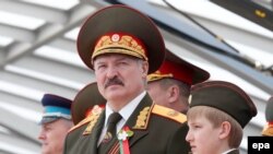 Президент Белоруссии Александр Лукашенко на военном параде в Минске вместе с младшим сыном Николаем