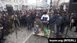 Проросийский митинг в центре Симферополя. 28 февраля 2014 года