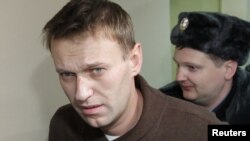 Полиция блогер, саяси белсенді Алексей Навальныйды әкетіп барады. Мәскеу, 6 желтоқсан 2011 жыл.