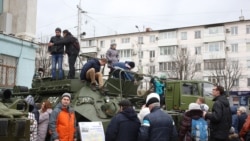 Дети на выставке военизированной техники в Симферополе, февраль 2016 года. Архивное фото