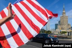 Варшава көшесінде жүрген АҚШ президенті Дональда Трамптың кадилагы.