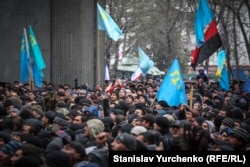 Многотысячный митинг в поддержку территориальной целостности Украины , который прошел 26 февраля 2014 года под стенами крымского парламента в Симферополе