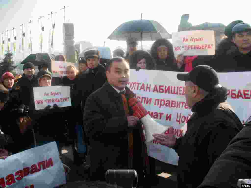 Прокуратура өкілі Ж. Еламанов үлескерлерді Республика алаңындағы наразылық акциясын тоқтатуға шақырды. 3 желт. 2008 жыл - Представитель прокуратуры Жасулан Еламанов просит дольщиков прекратить акцию протеста на Площади Республики. Алматы, 3 декабря 2008 года. 