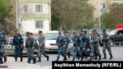 "Полицейлер соты" өтіп жатқан ауданды бақылап жүрген ішкі әскерлер. Ақтау, 4 мамыр 2012 жыл.