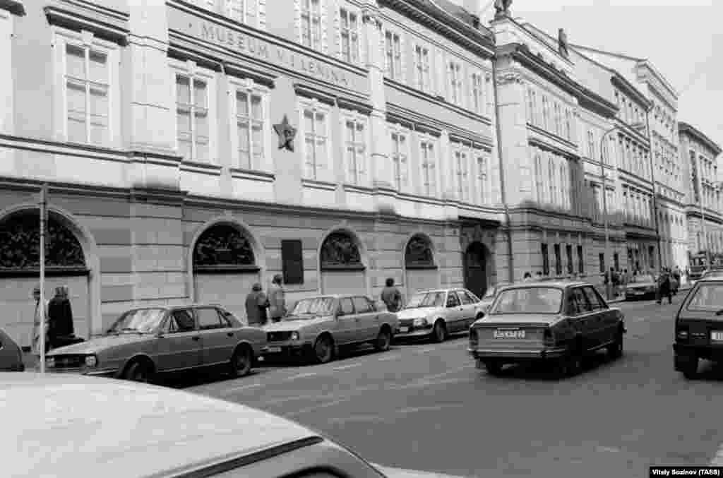 Фотография 1988 года экстерьера музея Владимира Ленина, когда-то работавшего в центре Праги