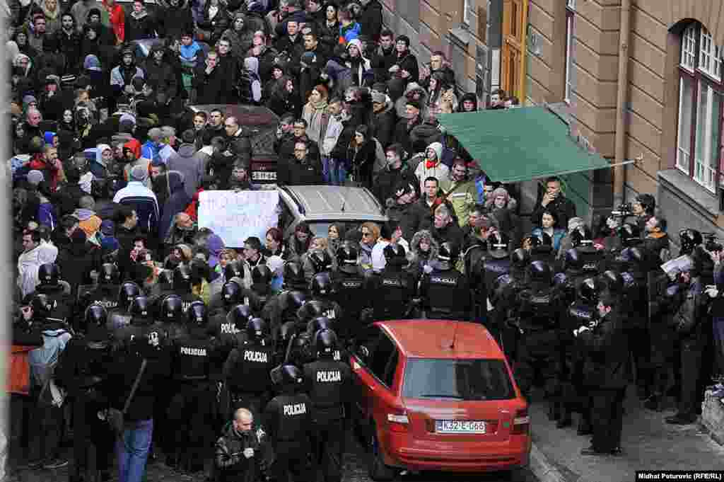 Полиция блокирует протестующих. Сараево, 9 февраля