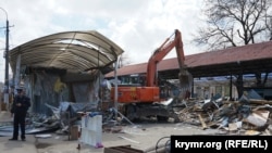 «Зачистка» по-крымски: вместо рынка в Симферополе – большая стоянка (фотогалерея)