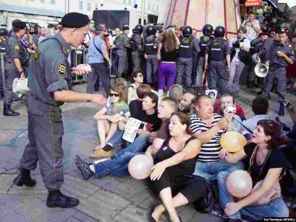 В Москве на Триумфальной площади состоялась акция оппозиции в защиту 31-й статьи Конституции РФ