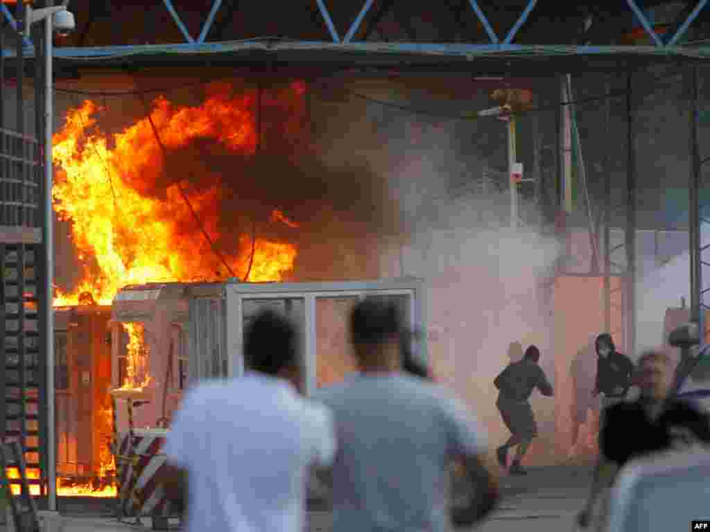 Kosovo -- A border crossing between Serbia and Kosovo is set ablaze by hundreds of Serb youths, in Jarinje, 27Jul2011 - Serblərin Kosovo-Serbiya sərhədində buməntəqələrə hücumu nəticəsində 1 polis öldürülüb, məntəqələrdən biri isə yandırılıb. 27 iyul.