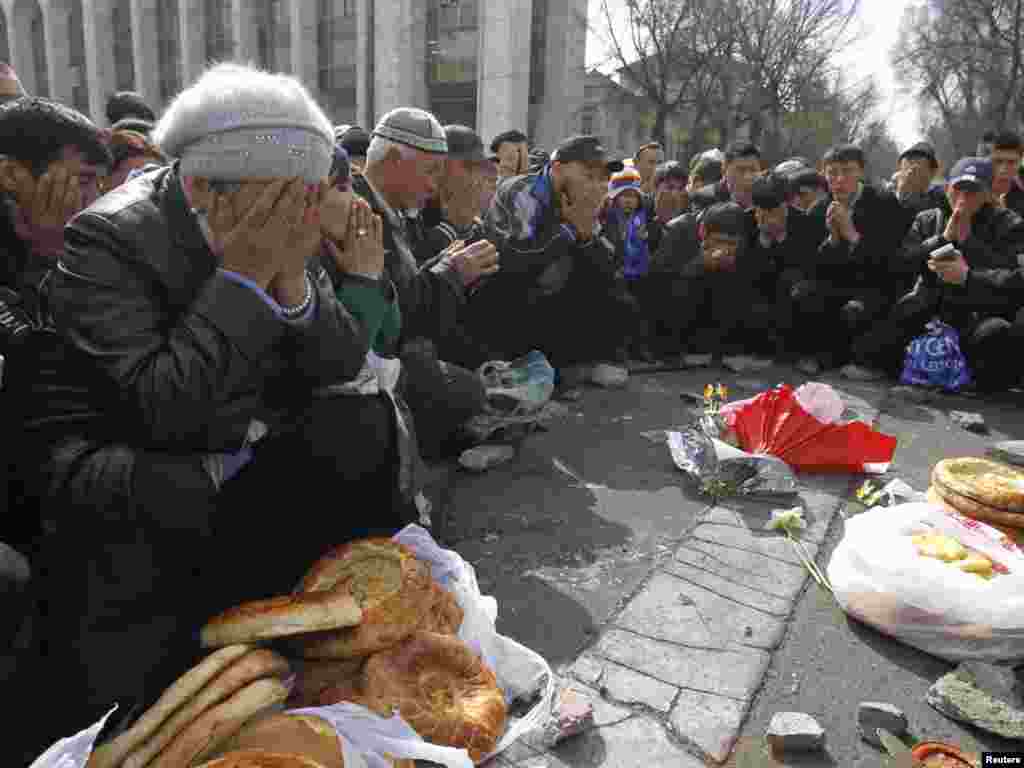 Бішкекте құрбан болғандарға құран бағышталып жатыр. 9 сәуір, 2010 жыл.