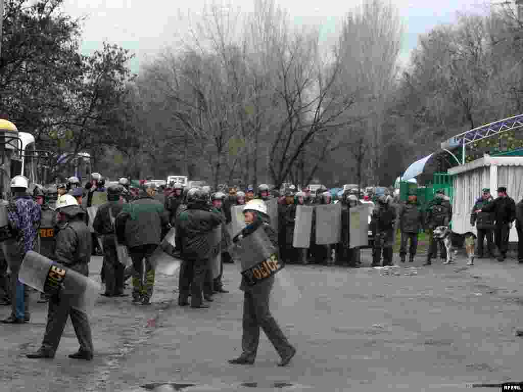 Милиция жасағы сақадай сай. 7 сәуір, 2010 жыл. . - Көтерілген халыққа қарсы милиция күші жауап беруге дайын тұр.