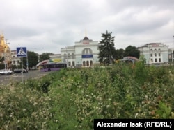 Железнодорожный вокзал в Донецке. Традиционно перед любыми украинскими выборами здесь было много предвыборных билбордов, но сейчас политической рекламы нет никакой