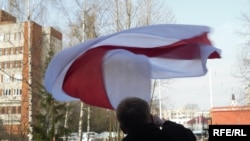 Belarus - Syarhey Kavalenka raised the flag near the court's building, 20apr2010