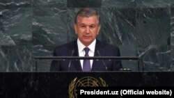 Өзбекстан президенті Шавкат Мирзияев БҰҰ Бас Ассамблеясының 72-сессиясында сөйлеп тұр. Нью-Йорк, 19 қыркүйек 2017 жыл.