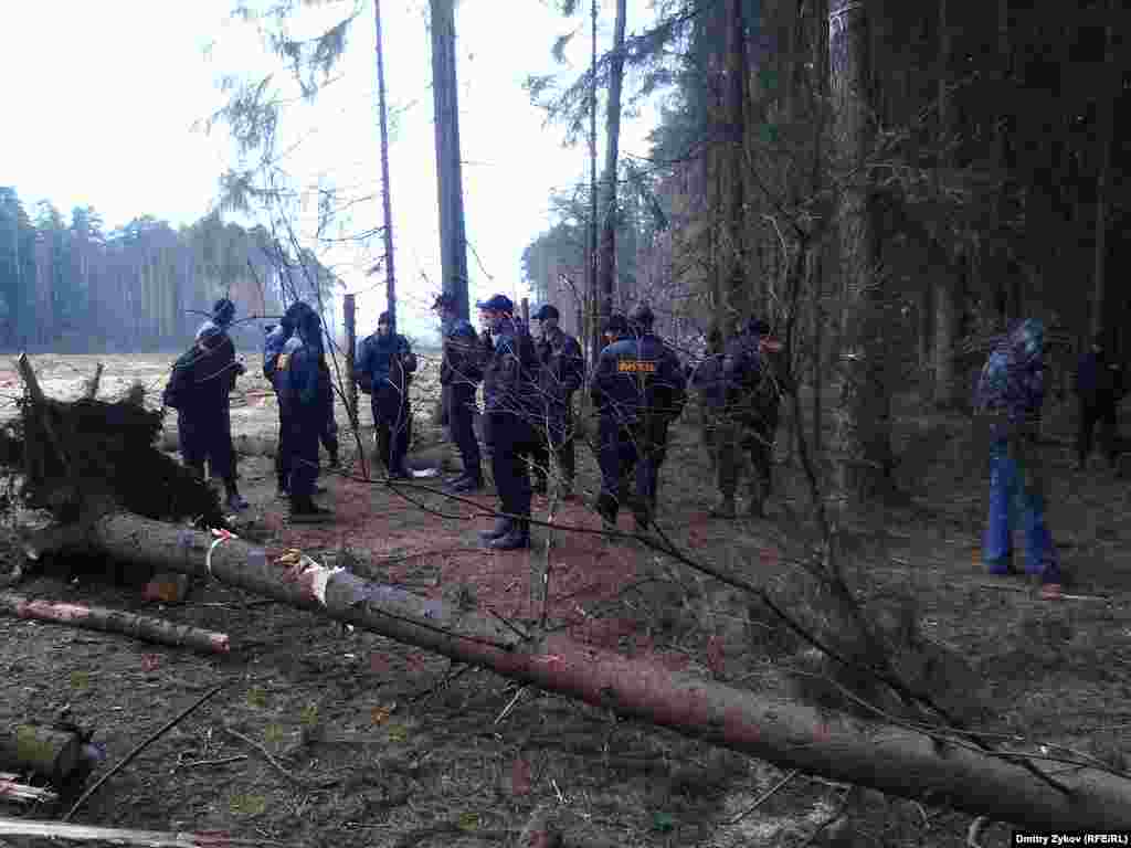 Охранники угрожают ночью напасть на эколагерь