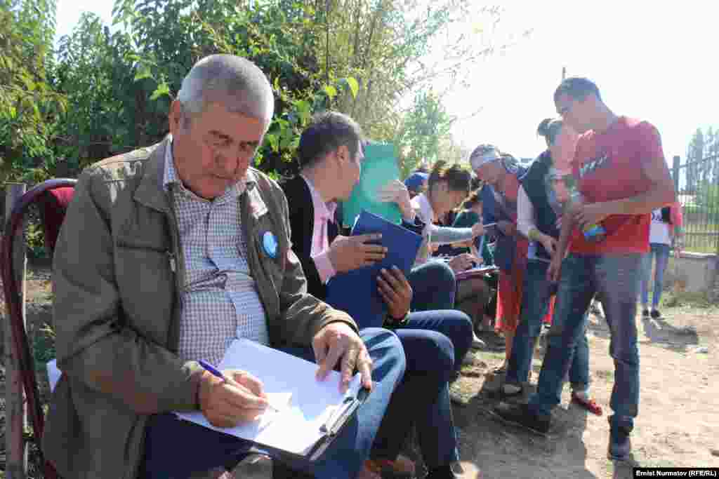 Ресми мәлімет бойынша, Қырғызстанда бұл жолғы сайлауда дауыс беру құқығына ие 2 миллион 761 мың 297 адам сайлаушылар тізіміне енгізілген.