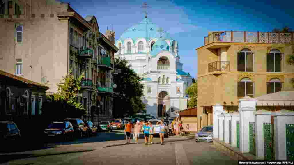 Евпатория, православный Свято-Николаевский собор. Он появился в конце XIX века на месте обветшалой церкви Святого Николая Мирликийского. Примечательно, что христианскую и мусульманскую святыни в Евпатории разделяет без малого 200 метров