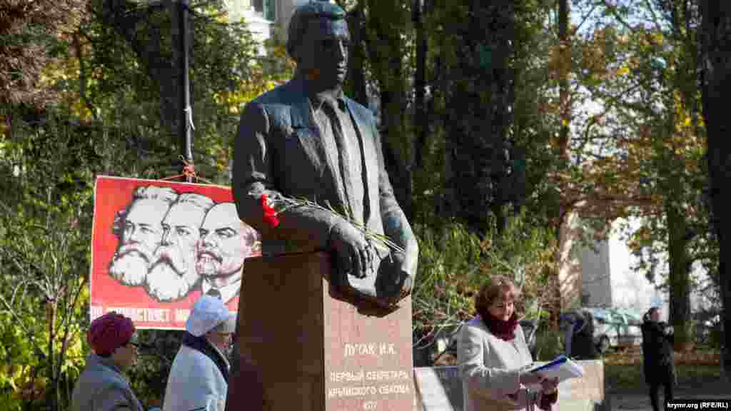 Шествие завершилось митингом у памятника первому секретарю Крымского обкома КП Украины