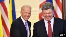 Вице-президент США Джо Байден и президент Украины Петр Порошенко (Киев, 21 ноября 2014 года)