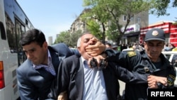 Azərbaycan polisi Bakıda müxalifət fəallarının öz tələblərini səsləndirmələrinə imkan vermir, 15 may 2010