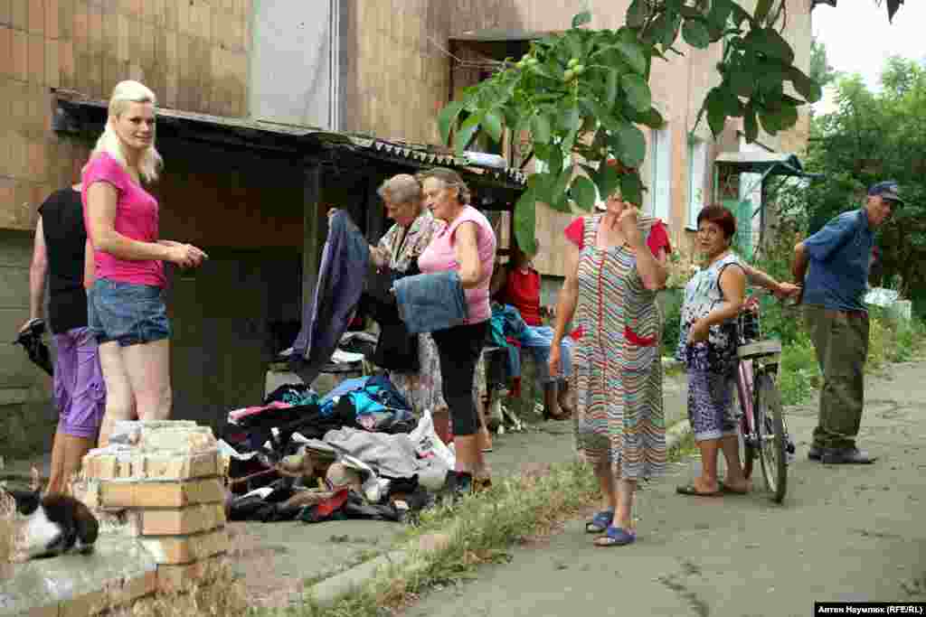 Поселок Опытное. Жители получают гуманитарную помощь