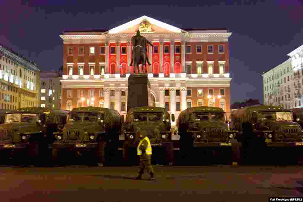 Грузовики ВВ у мэрии в Москвы на Тверской улице.