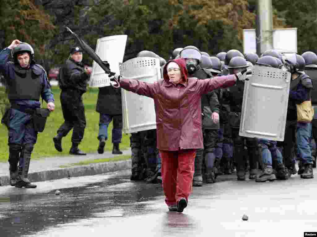 Бішкектегі қақтығыс 7 сәуір, 2010 жыл. - Қауіпсіздік күштері алаңдағыларды күшпен таратуға кірісті.