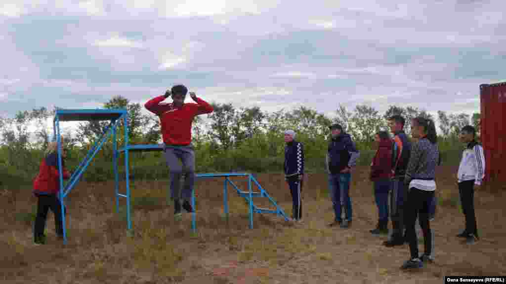 Парашютпен секіруді жаңадан үйренушілерді әуелі жерге дұрыс қонудың қыр-сырымен таныстырады. 800 метр биіктіктен жалғыз секірмес бұрын мұны білу &ndash; аса маңызды. Қалғаны техниканың шаруасы: егер жаттығу кезінде ұшақтан секірген адам әуеде парашютті өздігінен аша алмаса, сәлден кейін парашют автоматты түрде өзі ашылады.