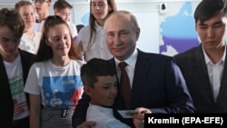 Путин в детском центре "Океан"