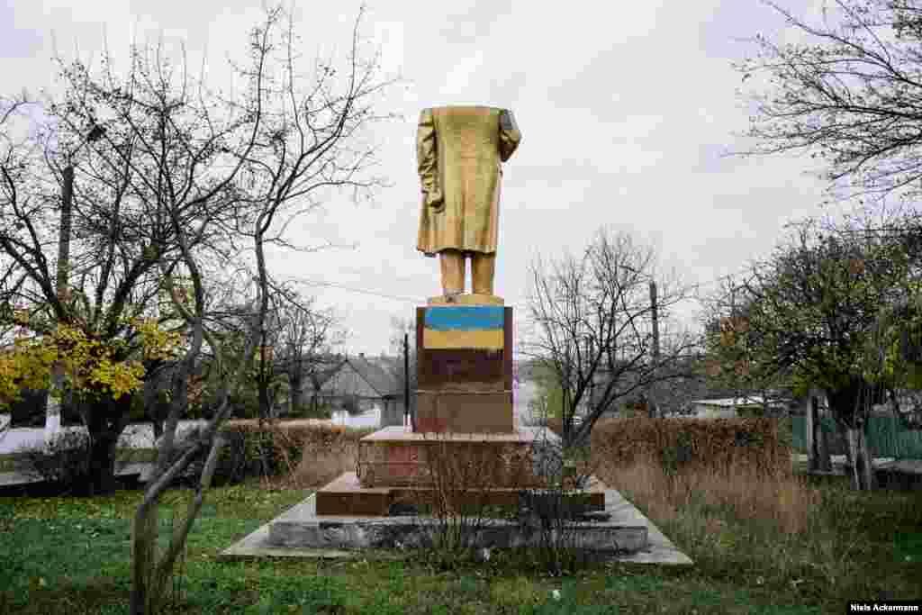 Обрезанный Ленин в Одесской области В ходе сбора фотографий памятников Акерман и Гобер записывали голоса украинцев. Акерман объяснил Радио Свобода: &quot;Важно было показать, что на Украине нет единого мнения о декоммунизации, есть 42 миллиона мнений&quot;.&nbsp; 