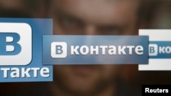 «ВКонтакте» әлеуметтік желісінің белгісі. Көрнекі сурет.